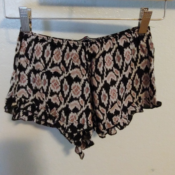 Brandy Melville Pants - Brandy Melville shorts Brandy Melville Pants - Brandy Melville shorts